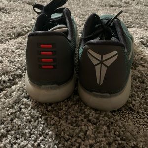 Boys size 7 Kobe basketball sneakers